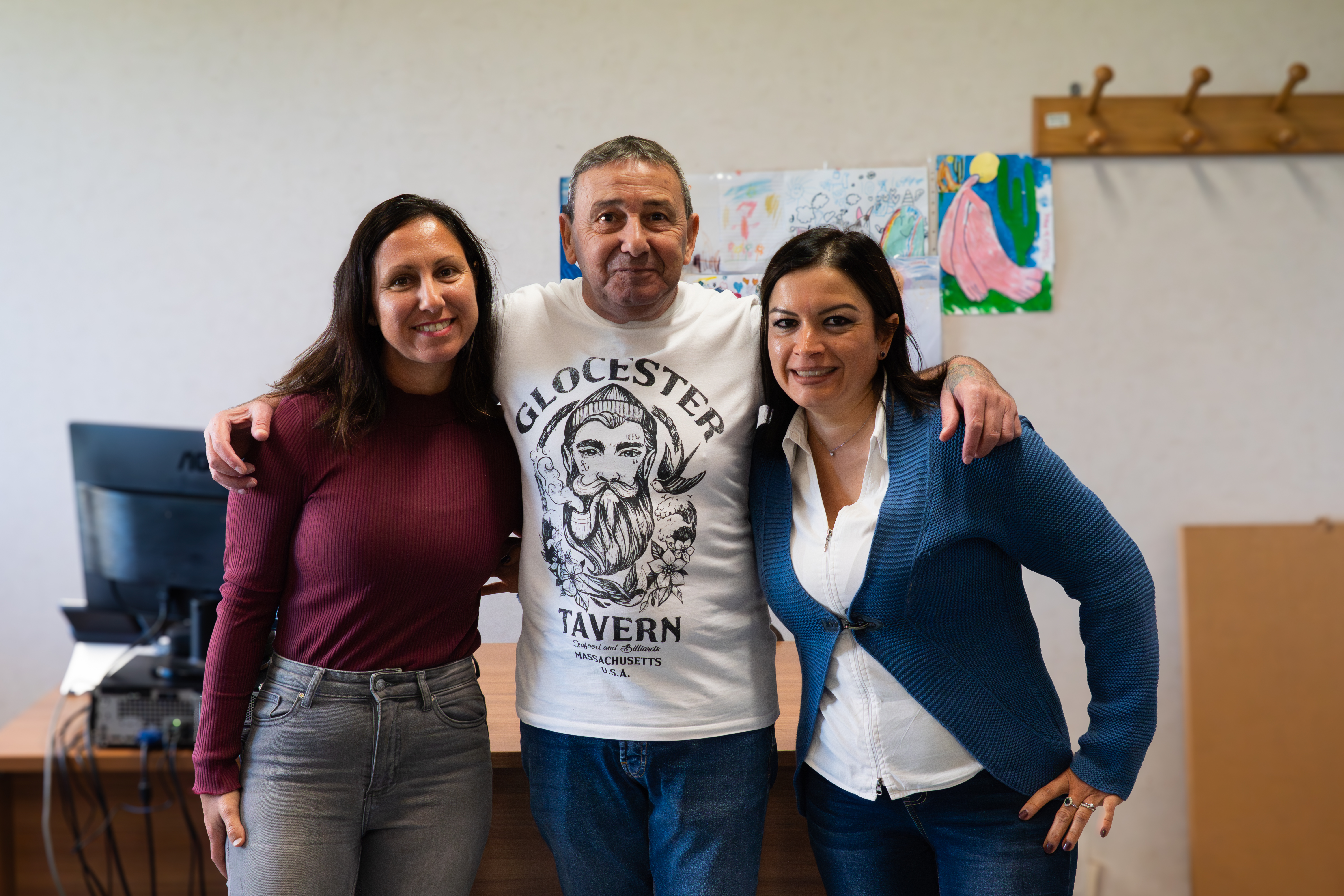 Mauro con la sua case manager Ambra e con l’assistente sociale Laura