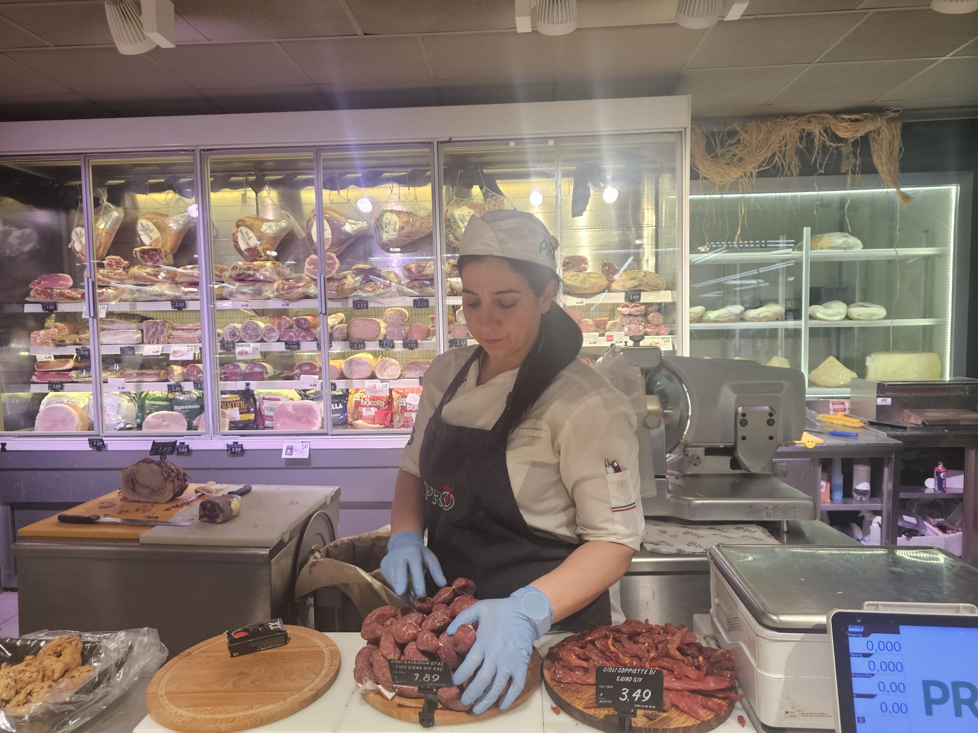 Laura durante il suo lavoro al supermercato