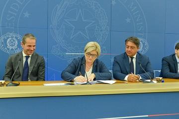 Calderone firma Protocollo per posti di lavoro