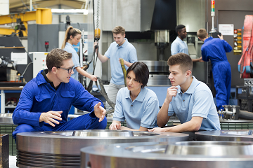 Apprendisti in fabbrica