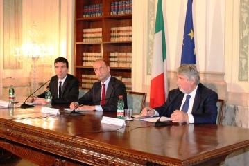 Firma accordo caporalato 360 240