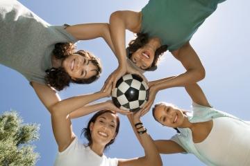 ragazzi e ragazze con pallone da calcio 360 240