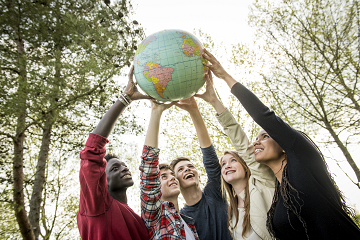 ragazzi multietnia con globo 360 240