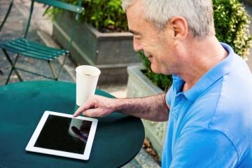 signore anziano parco svago 360 240